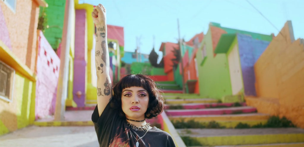 Mon Laferte, Yalitza Aparicio y Guaynaa en el video de Plata Ta Tá - Revista Marvin
