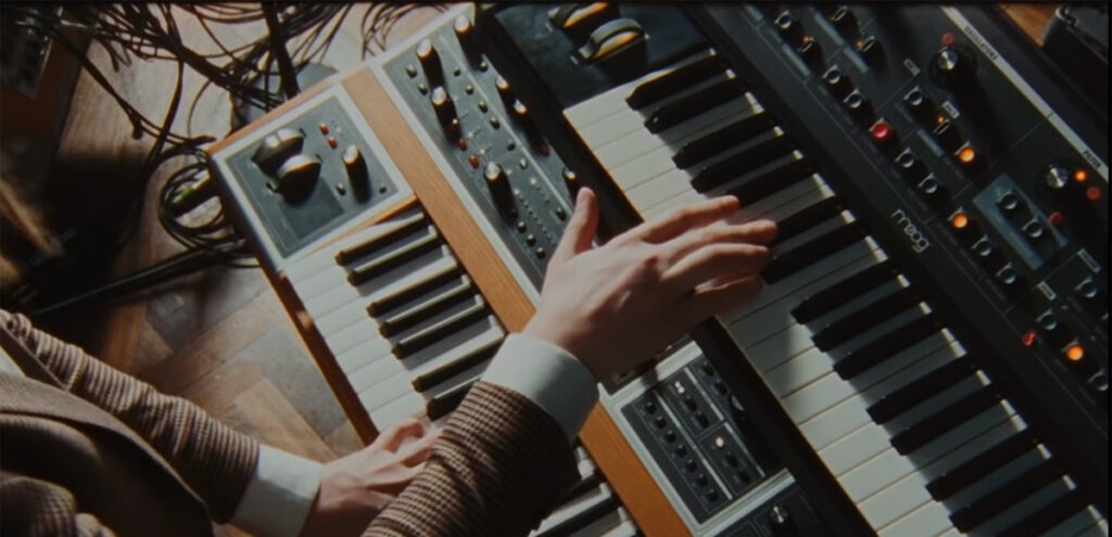 Blossoms presenta ‘If You Think This Is Real Life’ con un elegante video