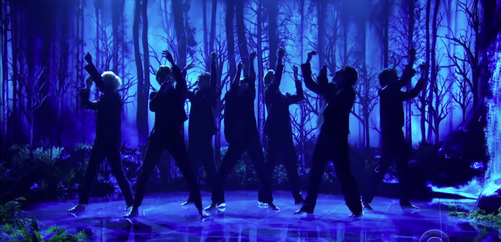 Mira a BTS interpretar por primera vez Black Swan en vivo