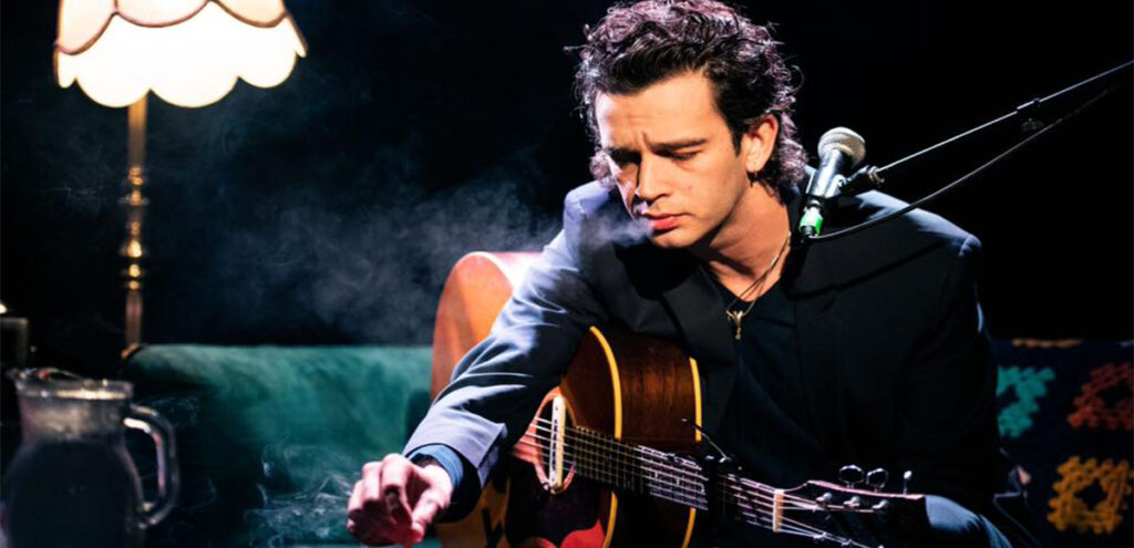 Matty Healy interpreta un set acústico a beneficio de los afectados por los incendios en Australia