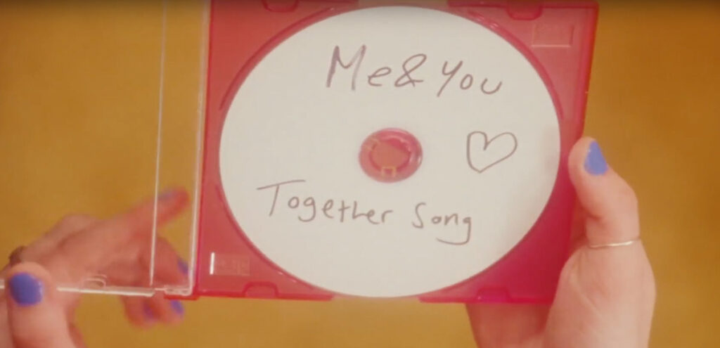 The 1975 estrena video de Me & You Together Song.
