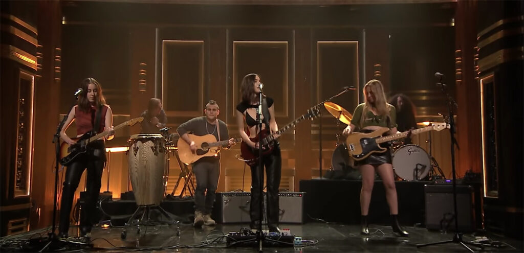 Mira a HAIM tocando 'The Steps' en el programa de Jimmy Fallon.