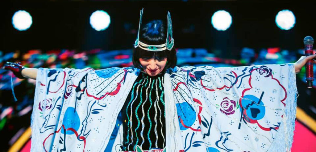 Karen O se manifiesta contra el racismo hacia los asiáticos por COVID-19
