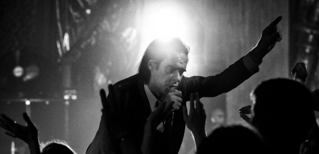 Nick Cave abraza una nueva y cruda honestidad