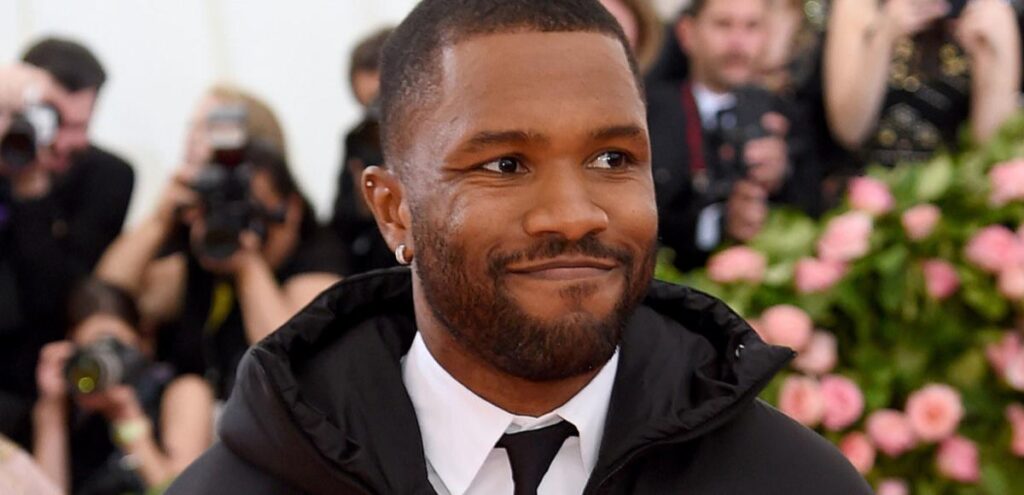 Frank Ocean lanza cumplidos a Jeremy Strong