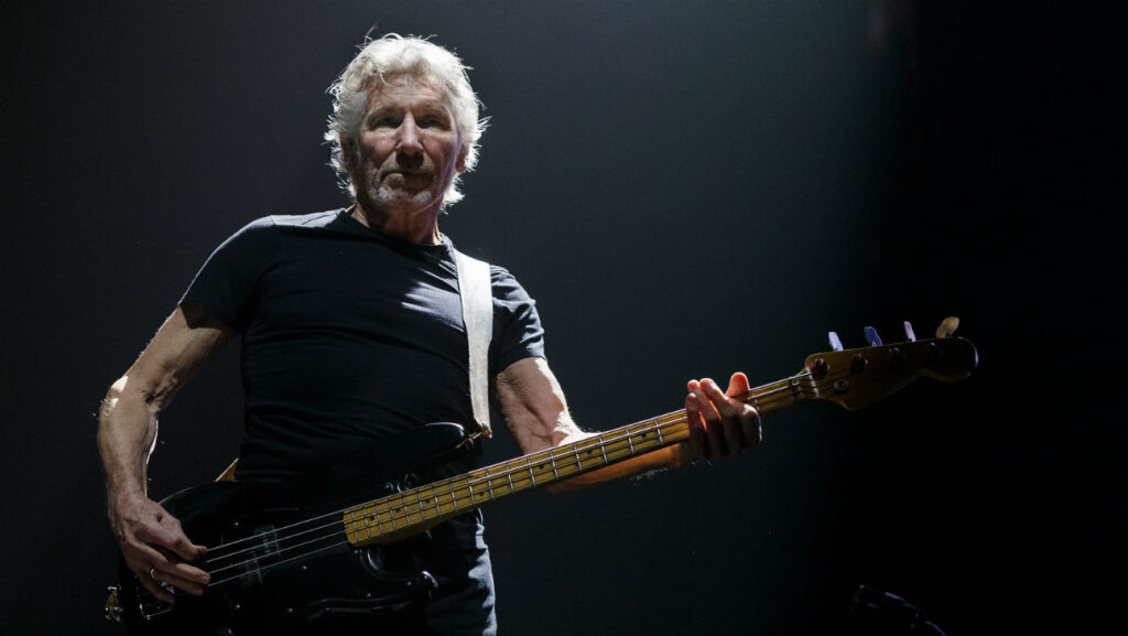 Roger Waters rinde homenaje a John Prine con ‘Hello in There’