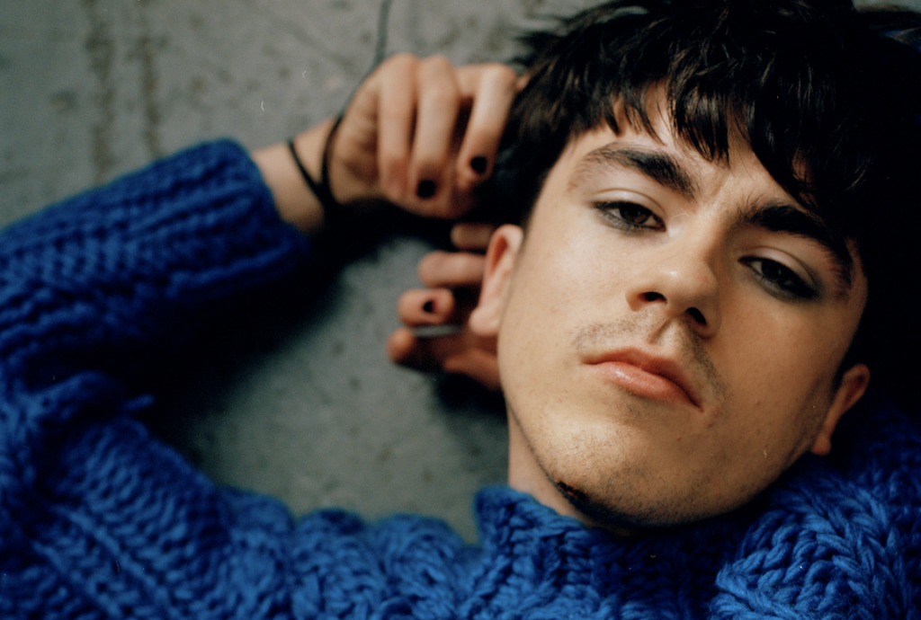 Declan Mckenna interpreta “Hallucinate” de Dua Lipa