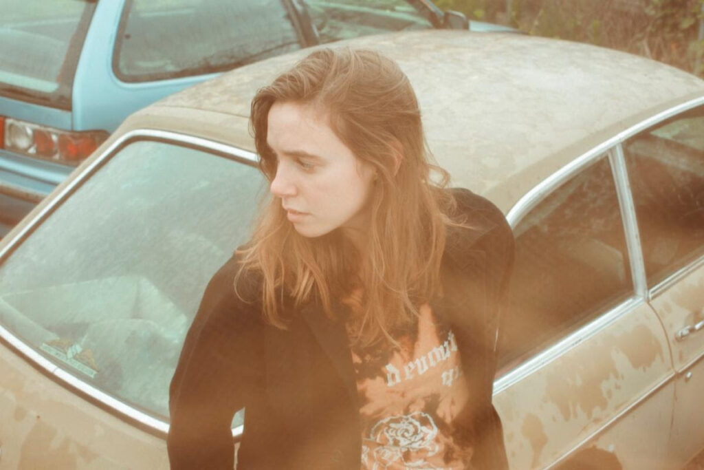 julien-baker-cover-a-dreamers-holiday-navidad (3)