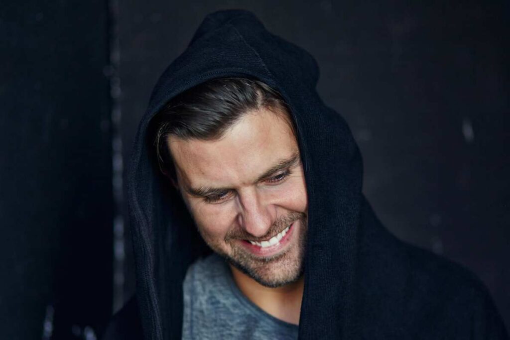 Café Marvin en la playa del tiempo con Rodriguez JR