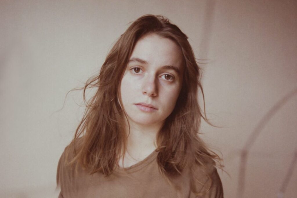 julien-baker-nuevo-video-hardline