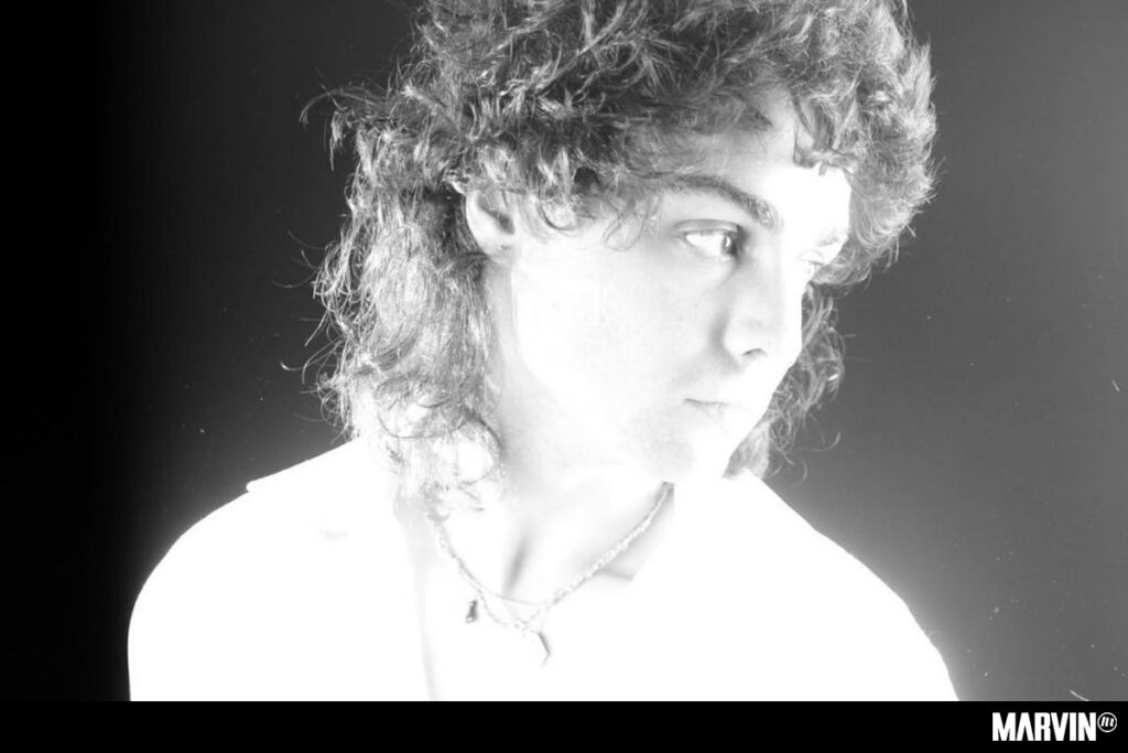 nueve-desconocidos-todos-mis-cristales-ares-negrete-pop-new-dark-wave