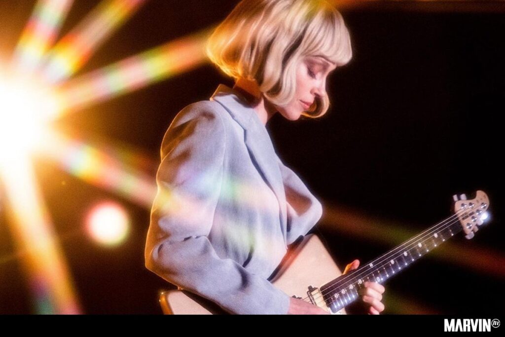 St. Vincent presenta su nueva guitarra llamada “Goldie” en colaboración con Ernie ball music man