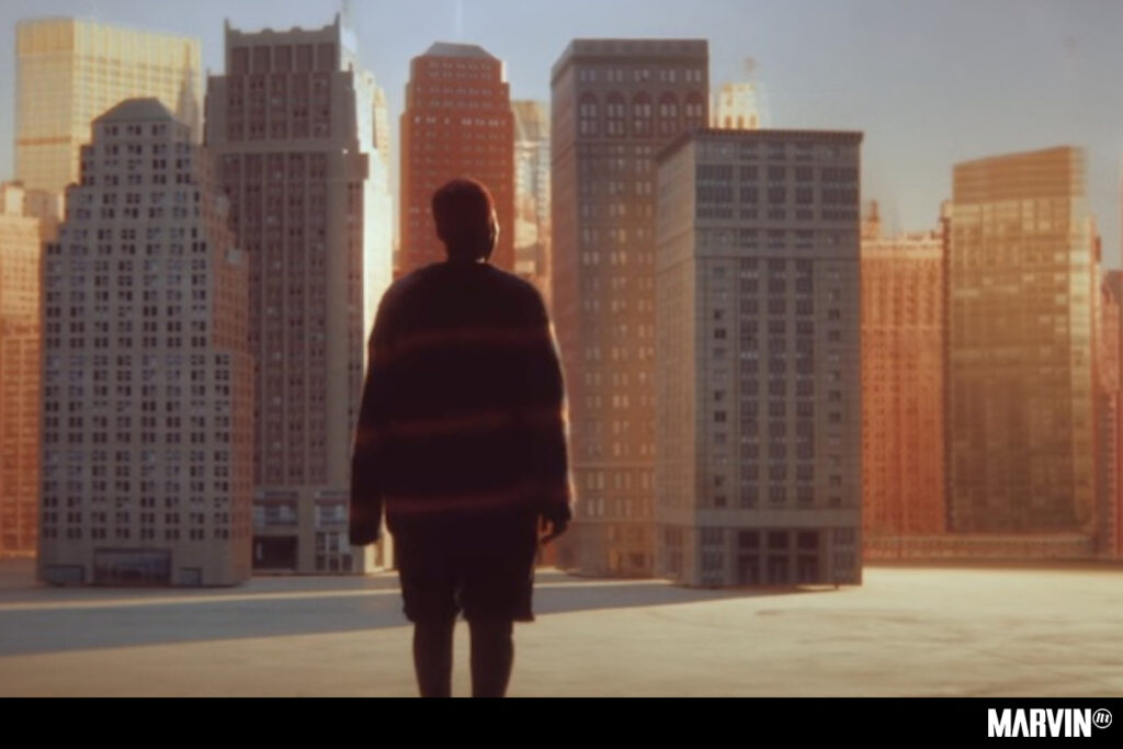 Arlo Parks nos cuenta del momento previo al colapso amoroso en “Softly” -nuevo sencillo-