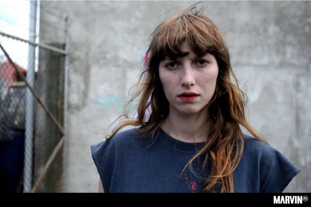 Aldous Harding tiene ‘Fiebre’ creativa y muy contagiosa