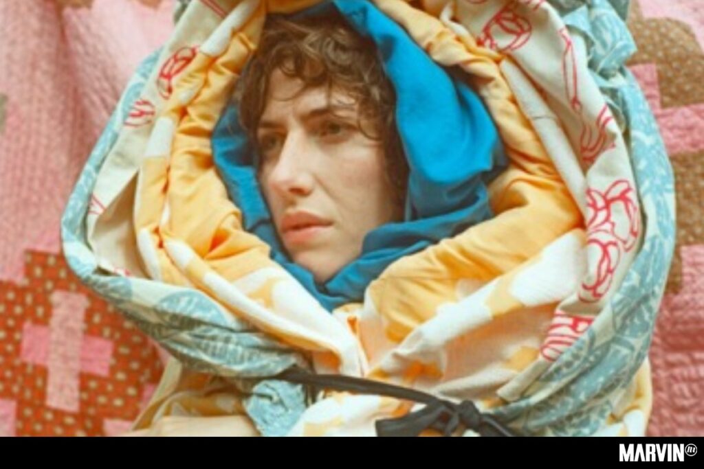 Aldous Harding se explaya en la fantasía infantil en el video de ‘Tick Tock’