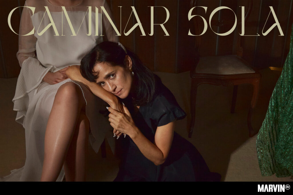 Julieta Venegas enfrenta el miedo a ‘Caminar sola’