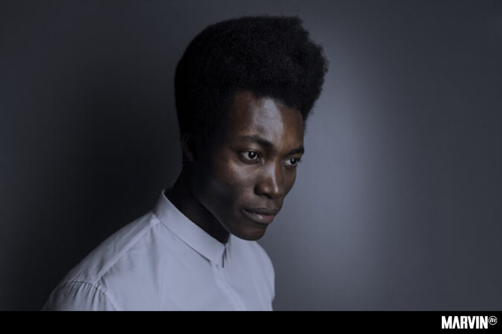 Benjamin Clementine estremece al ir al “Genesis” de las cosas