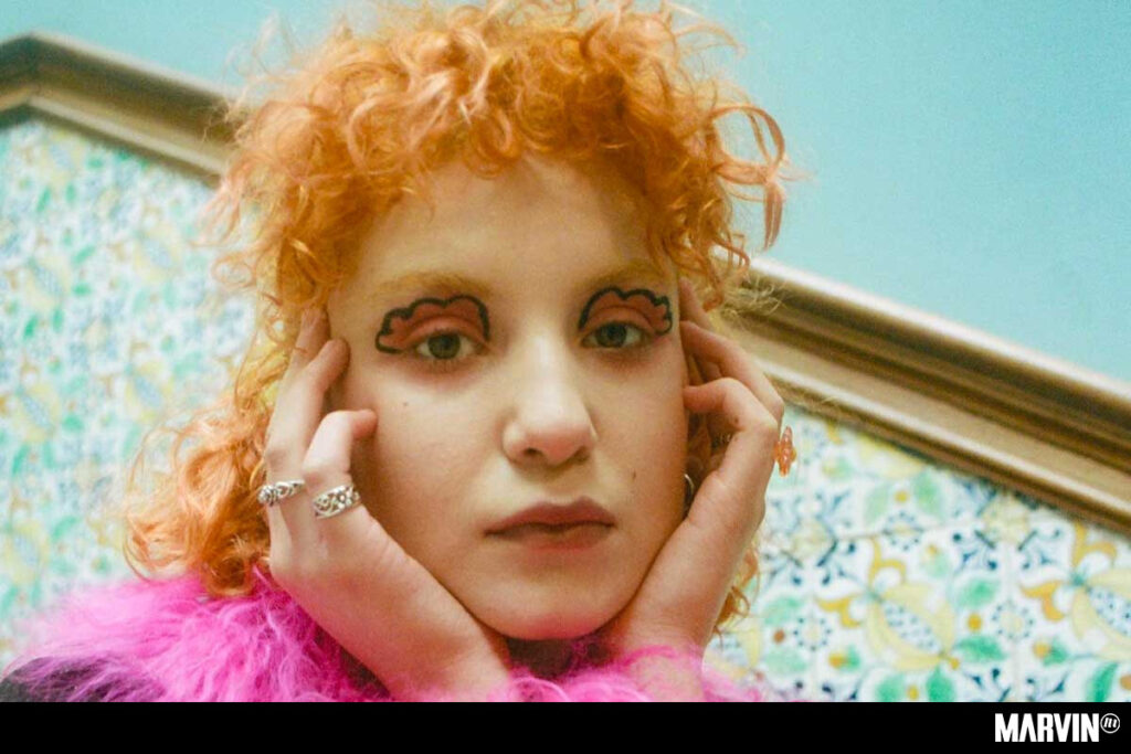 Phoebe Green saca lustre al pop electrónico en “Crying in the Club”