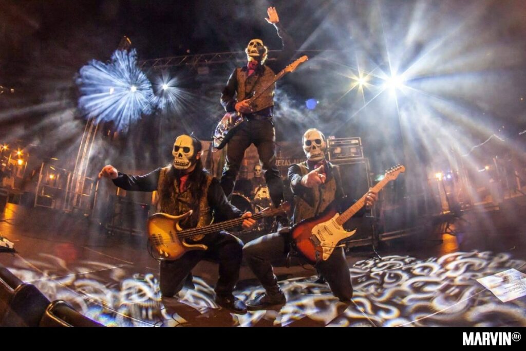 Los Tiki Phantoms surfean en un “Mar de fuego”