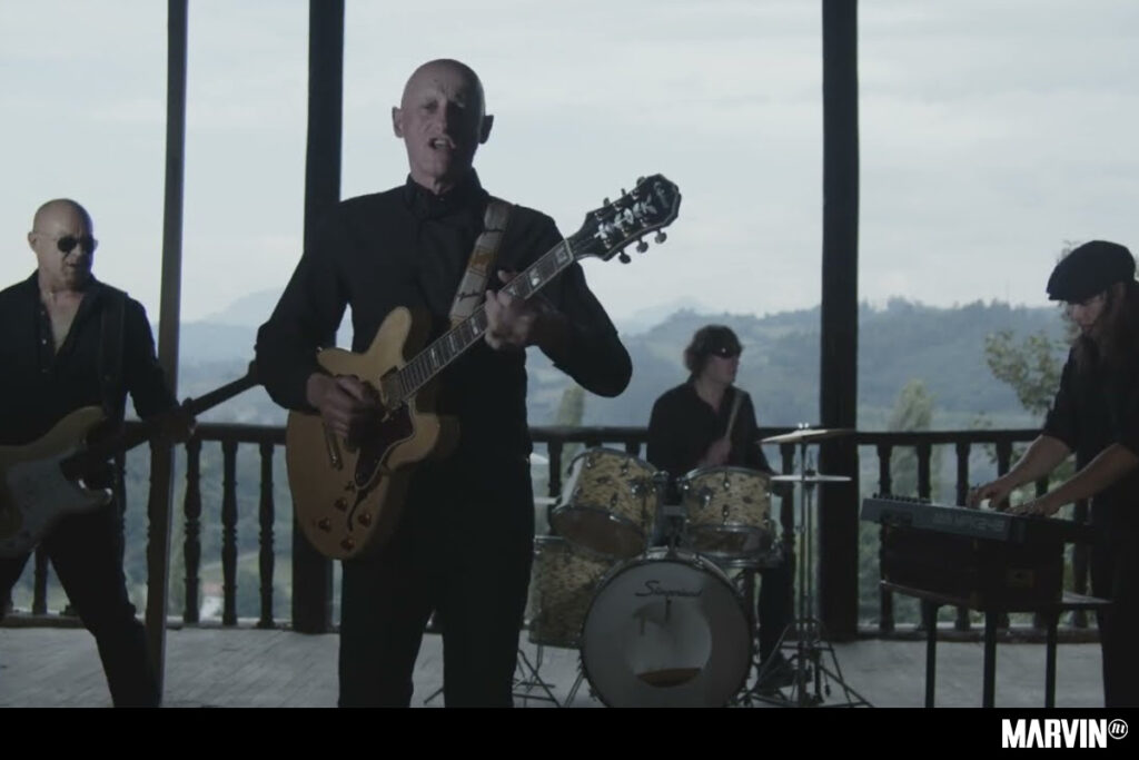 Niño de Elche transforma el sonido de Ilegales en “Muñequita de porcelana