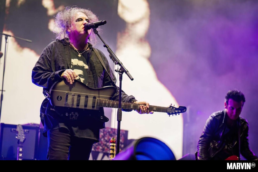 Robert Smith le dio una serenata a su esposa durante un show de The Cure