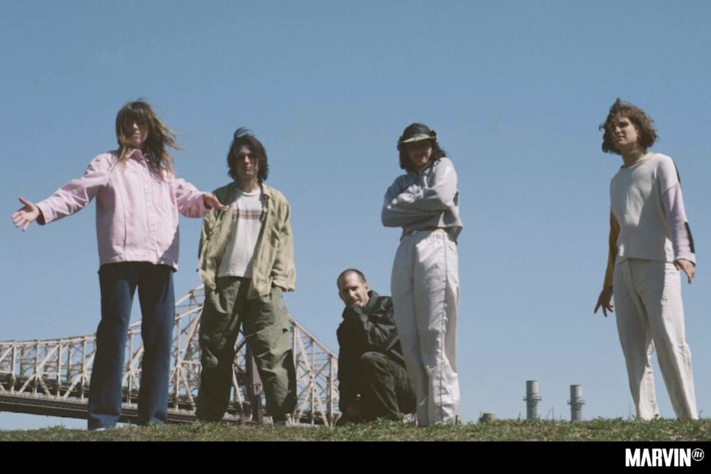 melodys-echo-chamber-crumb-le-temple-volant-cancion