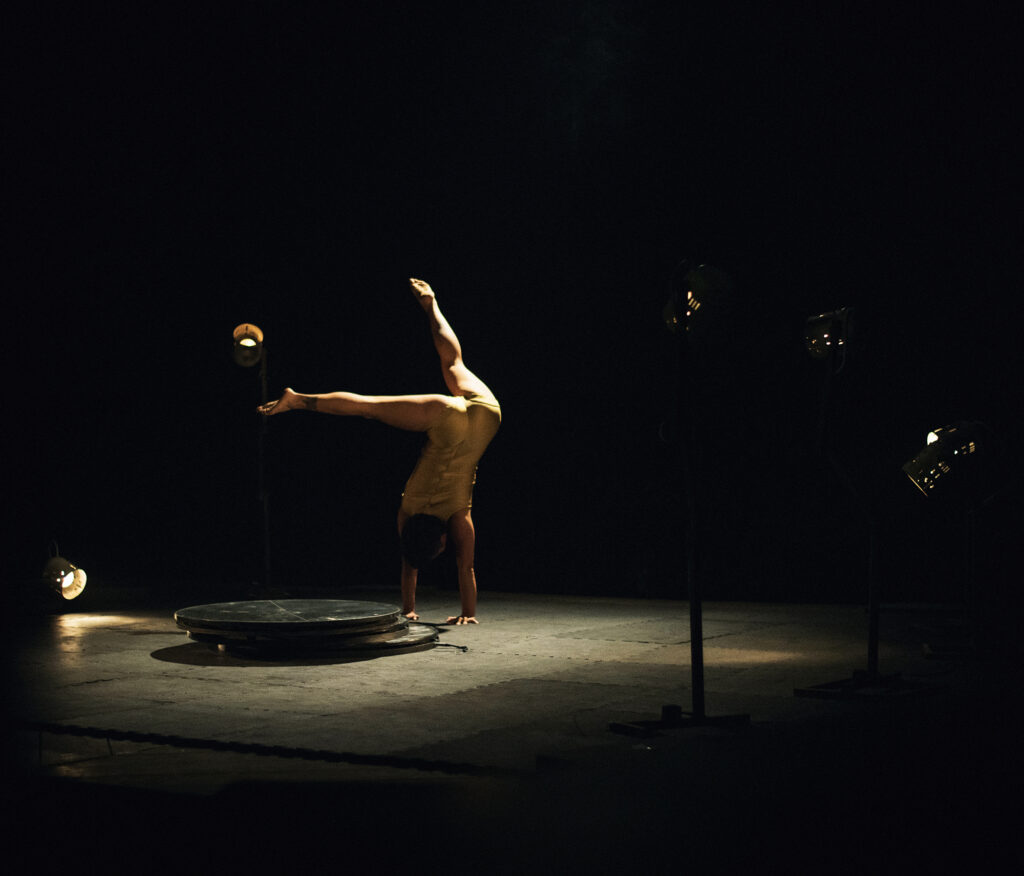Infinito, circo contemporáneo en el Foro A poco No 1 SA1 1352 cc 1
