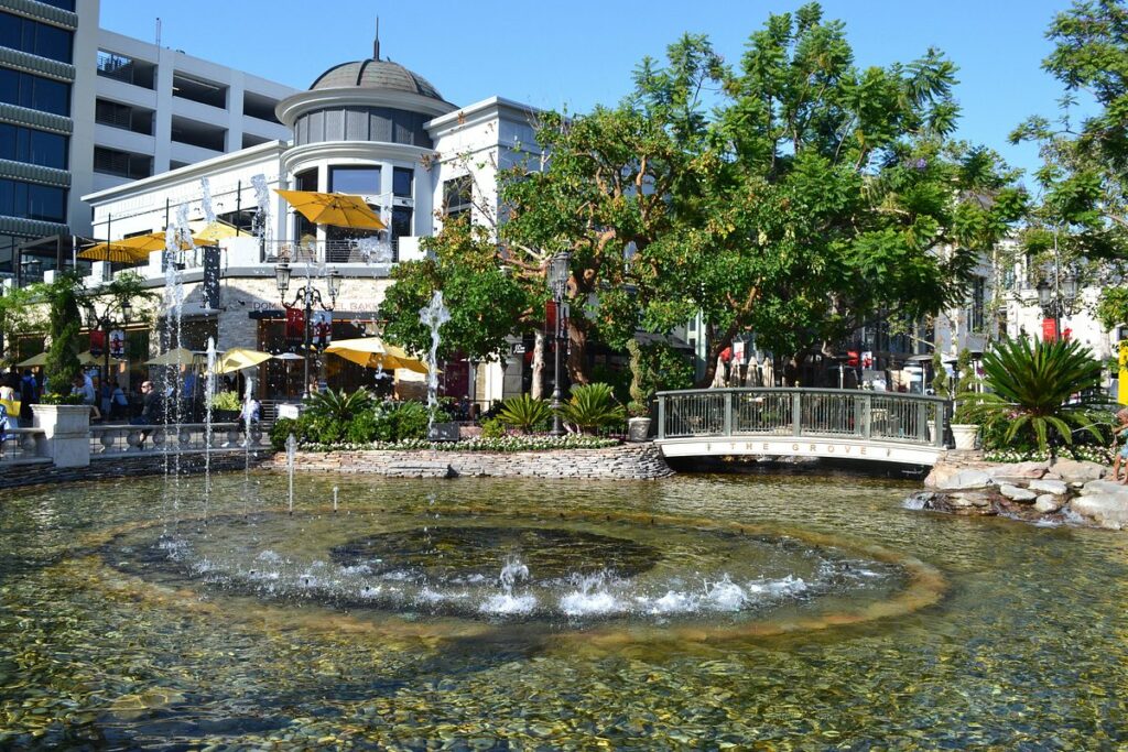 Taylor Swift detiene Los Ángeles por el estreno de 'The Eras Tour' en The Grove: ¿Cuándo llega a México? 2 the grove