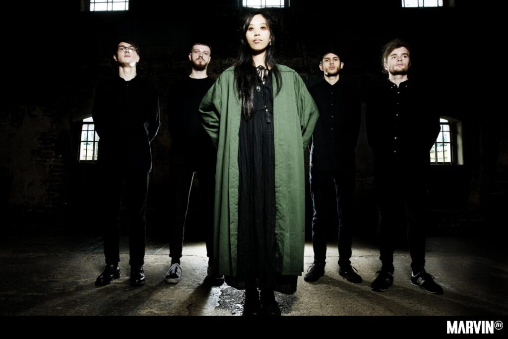 HELGA: folk oscuro y guitarras metaleras desde la Inglaterra profunda