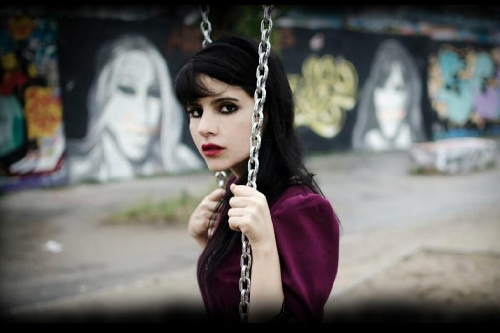 Café Marvin entre bisturís y flores con Sofia Kourtesis