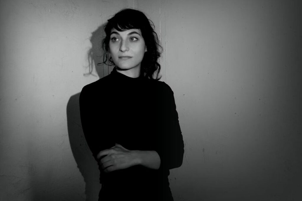 Café Marvin engranado de codicia y  supervivencia con Lea Bertucci