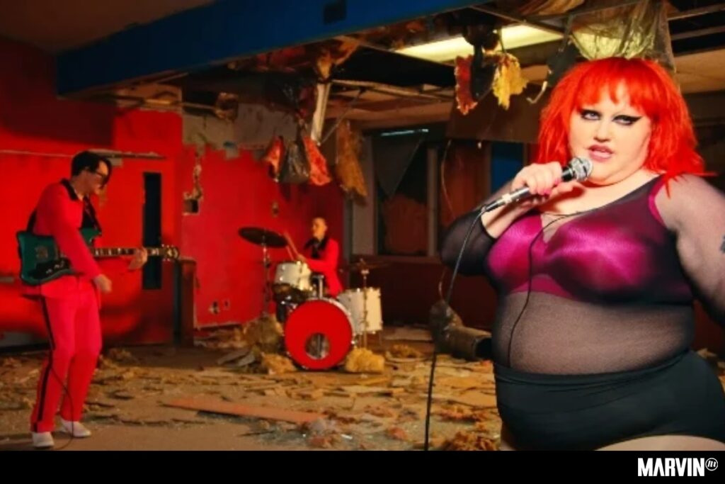 Gossip reivindica los ataques al sistema en “Real Power” (mientras no dejan de bailar)