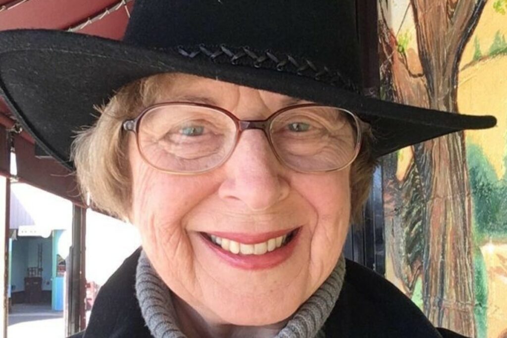 Café Marvin hacia entes y cubiertos de luces con Dorothy Moskowitz