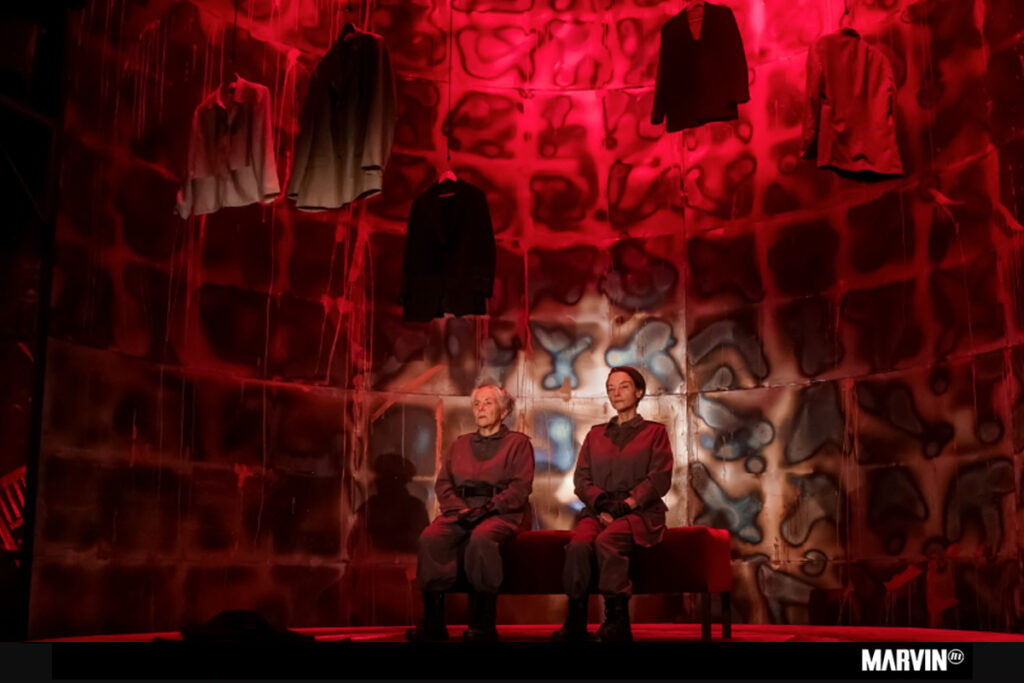Las Criadas, Una Guerra Infinita por Teatro UNAM