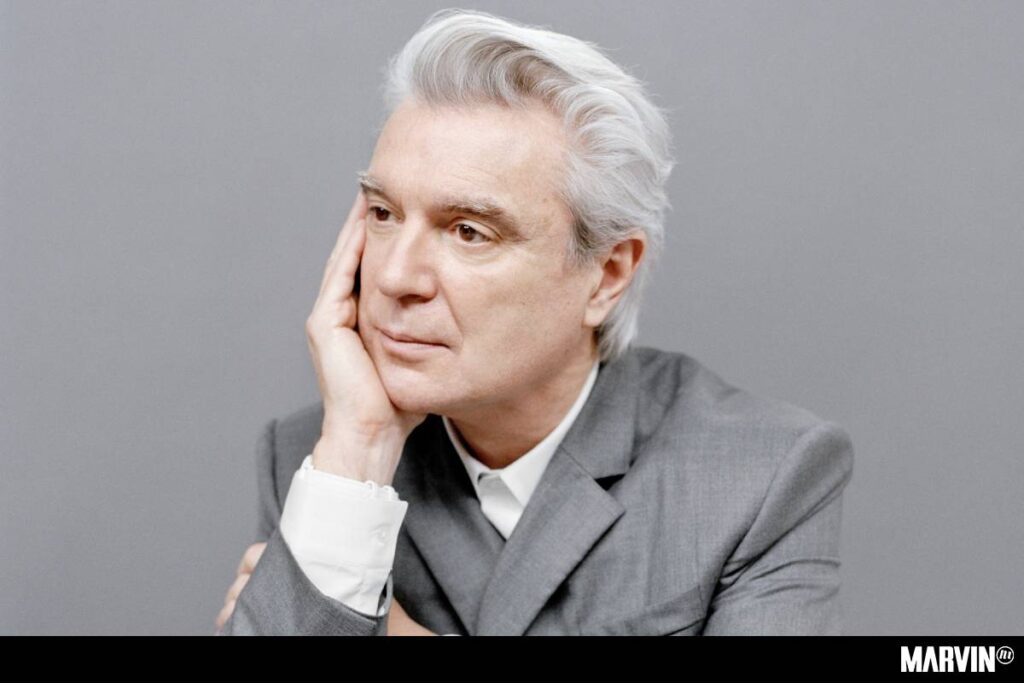 David Byrne vuelve en plena forma con “Everybody laughs”