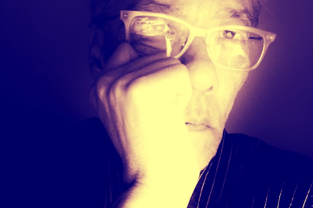 Café Marvin despegando caracoles del suelo con Akira Umeda