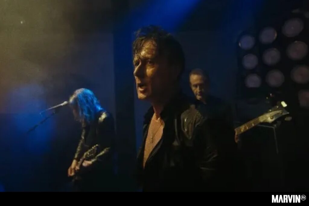 Suede sublima la energía en “Dancing With The Europeans”