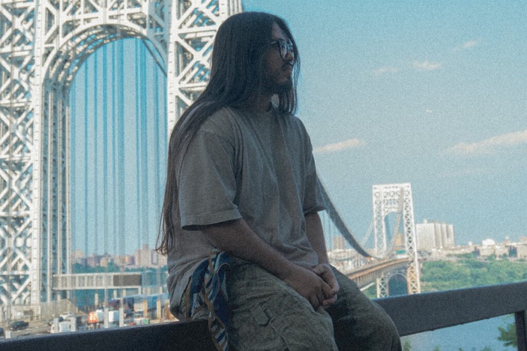 Café Marvin en la envoltura de los troncos caídos con Frythm