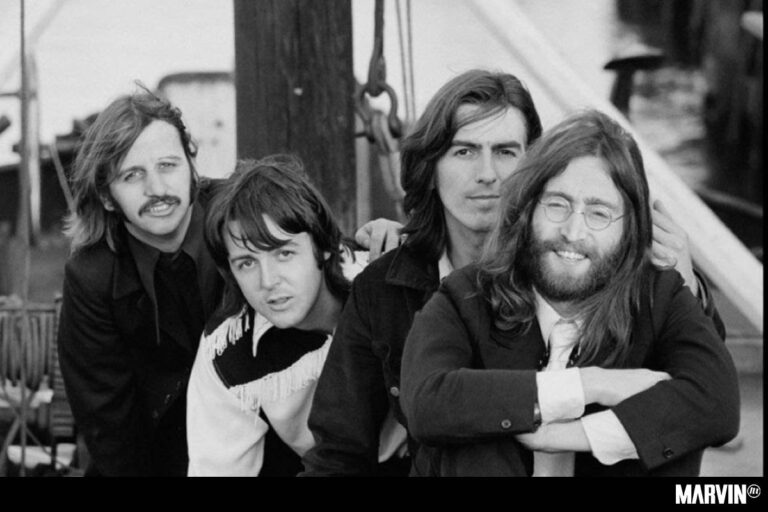 the-beatles-anthology-2025-serie-libro-disney