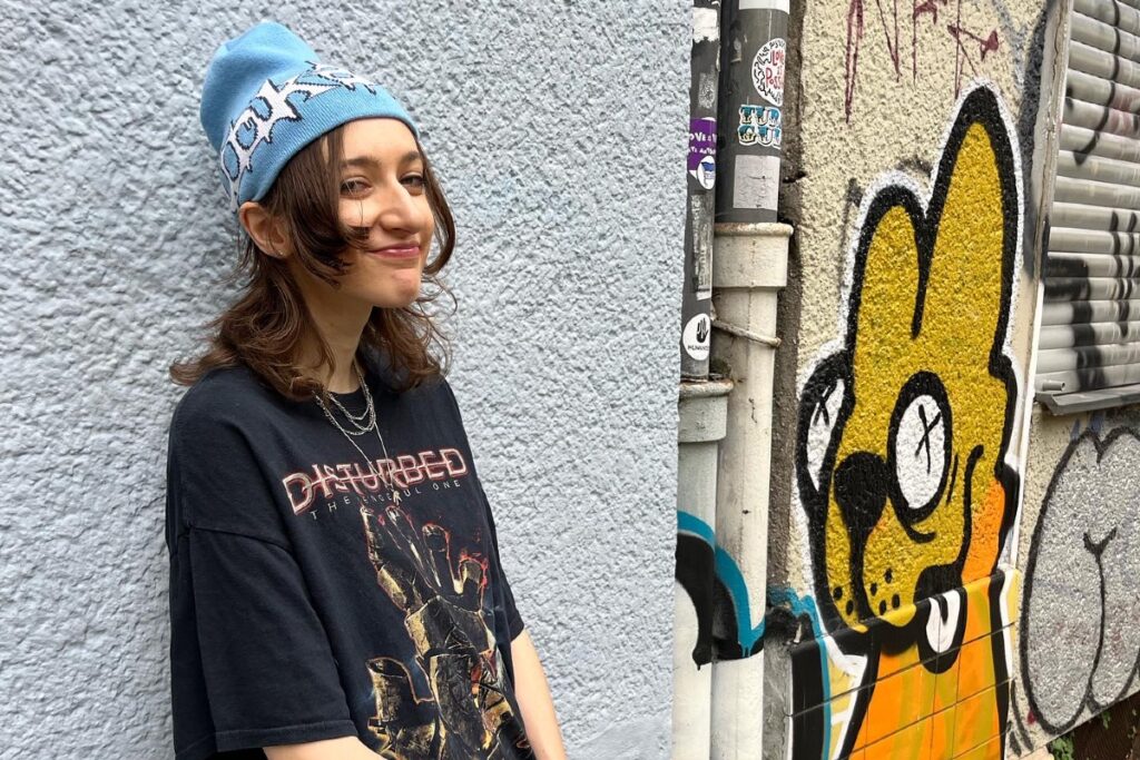 Café Marvin ilustrándose en el ático del caos con Maara