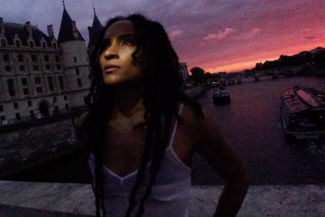 Café Marvin controlando el pie en la piedra con Ouri