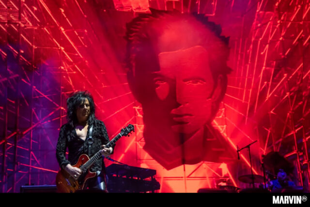 Por un riff de Steve Stevens