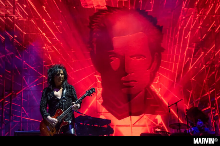 Por un riff de Steve Stevens