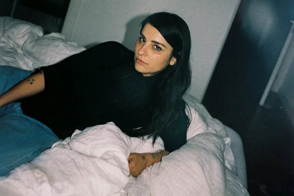 Café Marvin en el angosto espacio de la libertad con Dania