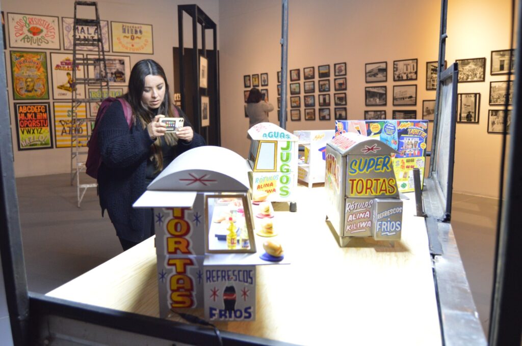 LA GALERIA JOSE MARIA VELASCO REABRE SUS PUERTAS CON LAS EXPOSICIONES LOS ROTULOS NO DEBEN MORIR Y LOVE LETTERS 7