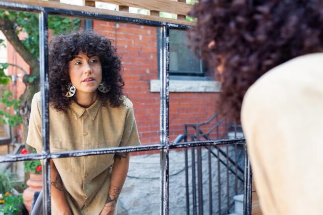 Café Marvin aleccionando desapegos con the della kit