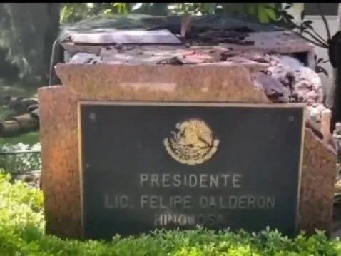 ¿Patrimonio Incómodo? Mesas de diálogo en el Chopo 1 Estatua Felipe Calderon2