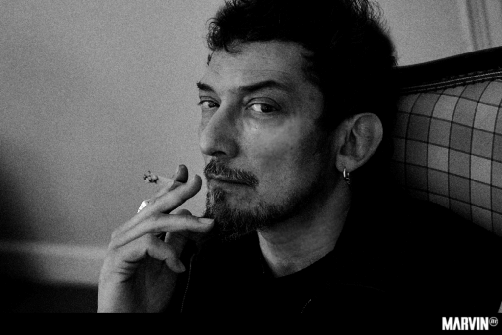 León Larregui desnuda su universo emocional en ‘Manifiesto de un tremendo delirio’
