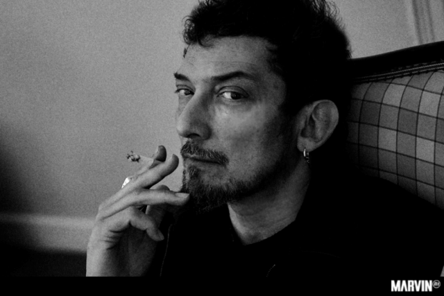 León Larregui desnuda su universo emocional en ‘Manifiesto de un tremendo delirio’