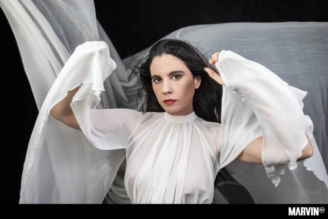 Javiera Mena: “Estar enamorada me hace sentir más viva, sin control, me encanta”